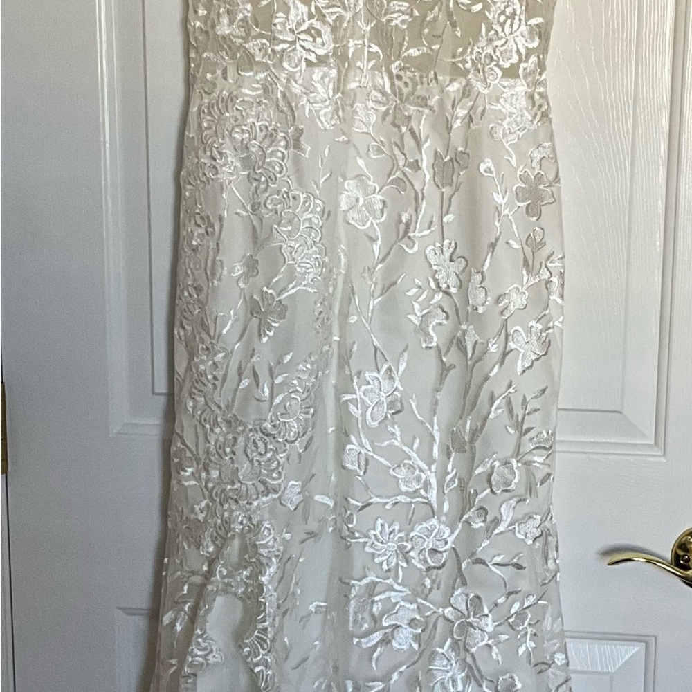 WEDDING DRESS WITH A REMOVABLE SKIRT